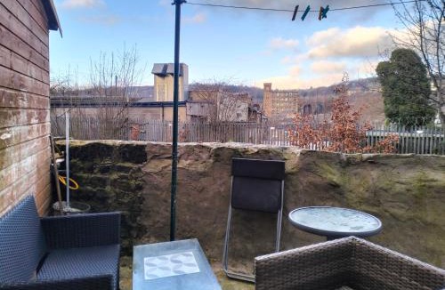 Huddersfield Apartment | Canalside View House - Modern 11 Bed Retreat in the Yorkshire Dales