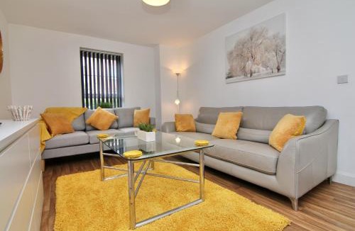 Coventry House | Canalview Villa - Family & Workers Nest, Free Driveway Parking, Superfast WiFi, Free Netflix, Large Private Garden