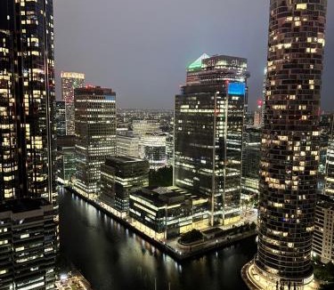 Canary Wharf Apartment | Canary Wharf Iconic London Skyline View