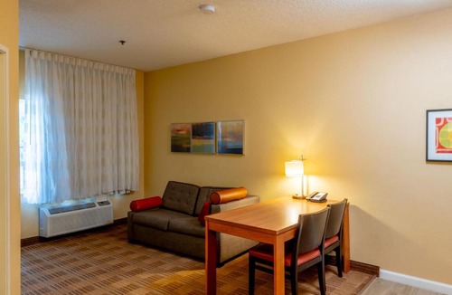 Bedford Hotel | Candlewood Suites Bedford - Fort Worth by IHG