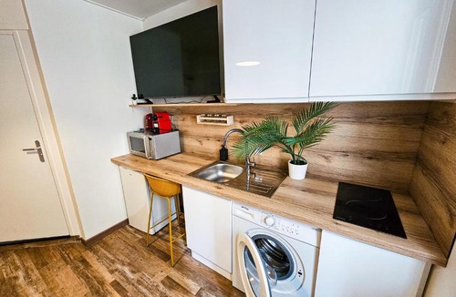 Centre Ville Apartment | Candy - People's Square - Netflix