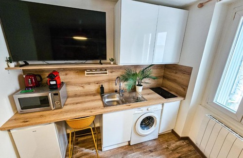 Centre Ville Apartment | Candy - People's Square - Netflix