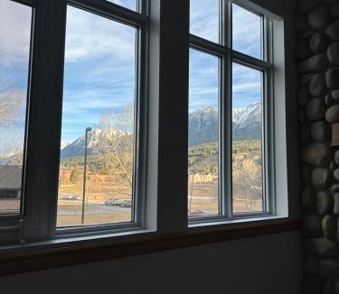 Canmore Apartment | Canmore Mountain View Escape