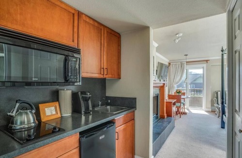 Downtown Cannon Beach Hotel | Cannon Beach Hotel - Premier Queen Room at Cannon Beach Hotel Collection!