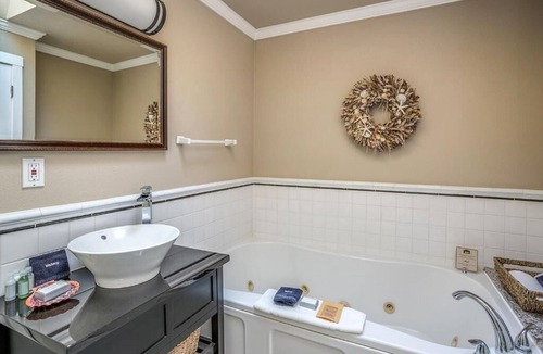 Downtown Cannon Beach Hotel | Cannon Beach Hotel - Premier Queen Room at Cannon Beach Hotel Collection!