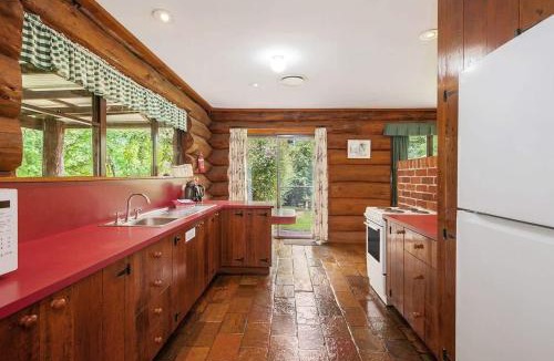 Canobolas House | Canobolas Mountain Four-Bedroom Log Cabin