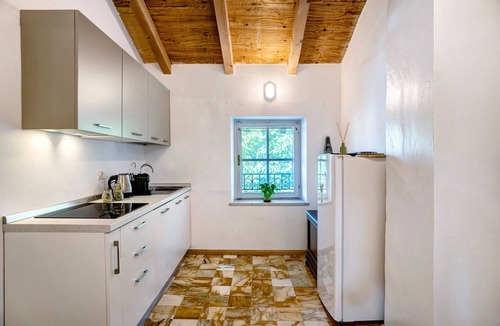 Barco House | Cantina Romanese Apartment with Mountain View, Private Garden and Wi-Fi