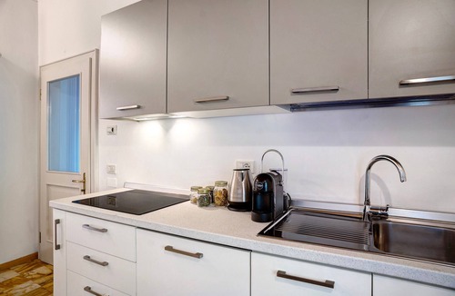 Barco House | Cantina Romanese Apartment with Mountain View, Private Garden and Wi-Fi