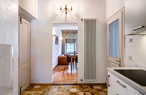 Barco House | Cantina Romanese Apartment with Mountain View, Private Garden and Wi-Fi