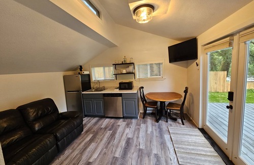 Jordan Road-Canyon Creek Cabin | Canyon Falls Cabin. A cozy riverfront cabin located on Canyon Creek