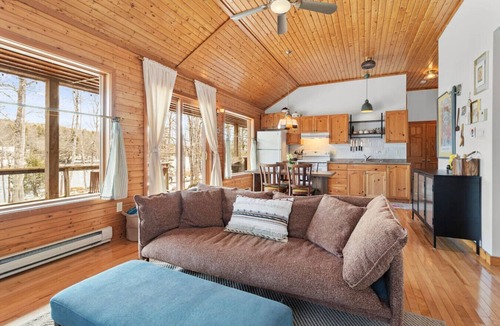 Smiths Corner House | Canyon Point Cozy Cottage -Hot tub-Lakefront