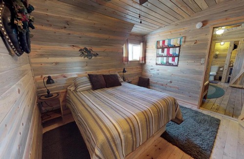 Monticello House | Canyonlands Barn Cabin with Loft, Full Kitchen, Dining Area for Large Groups