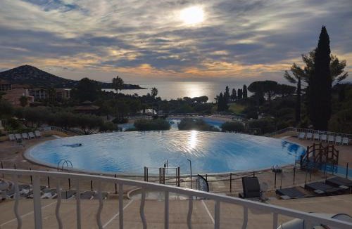 Agay Apartment | Cap Esterel Studio climatisé vue mer partielle