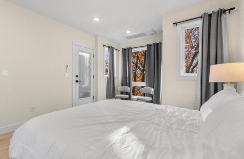 Southeast Apartment | Capital Hill 2 Spacious Townhouse in Downtown DC with Roof View Free parking and Free WiFi