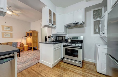 Capitol Hill House | Capitol Hill, 9 Windows, FREE PARKING, Metro