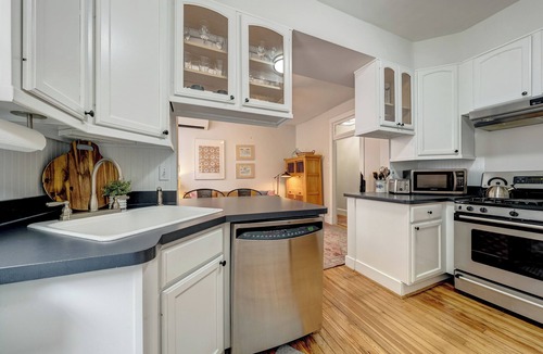 Capitol Hill House | Capitol Hill, 9 Windows, FREE PARKING, Metro