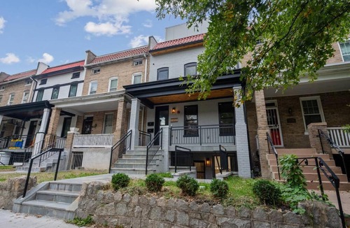 Petworth Apartment | Capitol View1 Charming Oasis in DC near Metro with Fenced Backyard Free Parking and WIFI