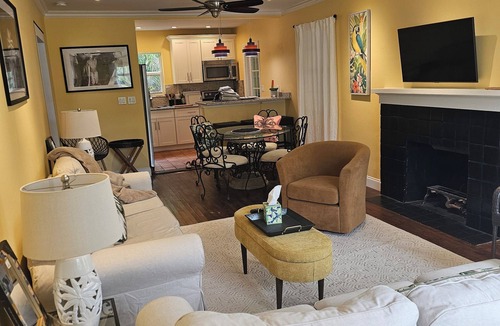Old Northwood House | Capri Cottage, Pool, walk to restaurants!