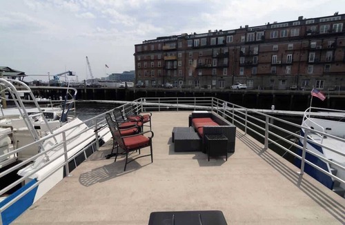 Waterfront Boat Rental | Capricornus: Oceanside Vacation