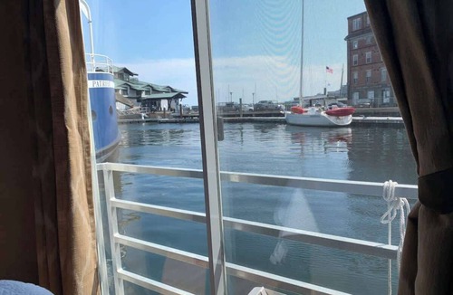 Waterfront Boat Rental | Capricornus: Oceanside Vacation
