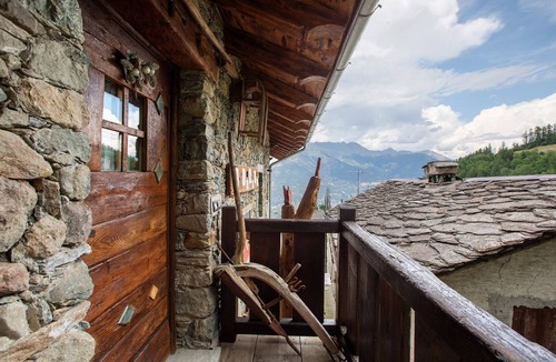 Charvensod Apartment | Capriolo Room – Intimacy and Tranquility with Mountain Views
