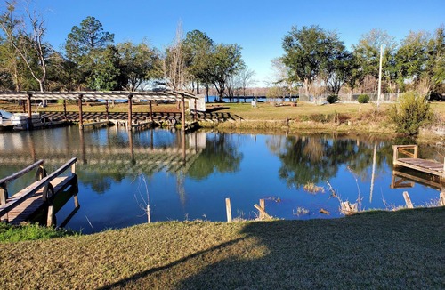 Donalsonville House | "Captain's Cove" w/boat dock & launch, walk to new restaurant on Lake Seminole!