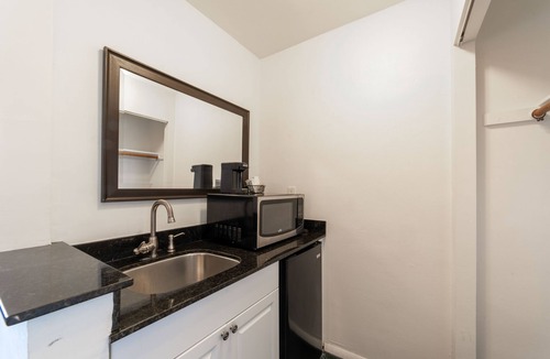 Everglades City Hotel | Captain's Table Hotel