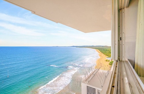 La Pared Apartment | Captain’s Beachfront Pool and Parking