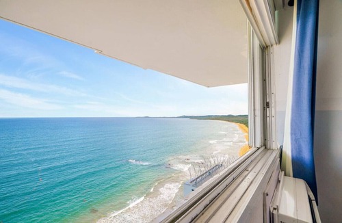 La Pared Apartment | Captain’s Beachfront Pool and Parking