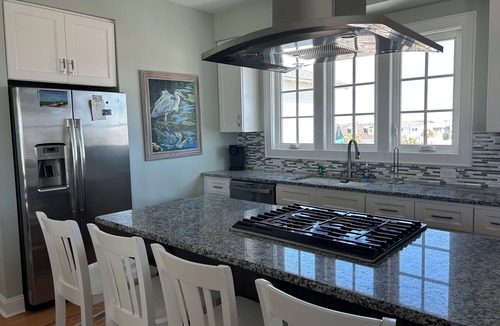 Atlantic Beach House | Captains Choice , is a beachfront 5 bdrm/5.5bth vacation home right on Atlantic Beach. Enjoy spacious living, a fully equipped kitchen, stunning ocean views, private pool & hot tub. Walk to food, drinks & music. Off-season pool heating avail.