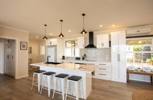 Kingscote House | Captains on the Seafront - Wood Fire with Breathtaking sea views