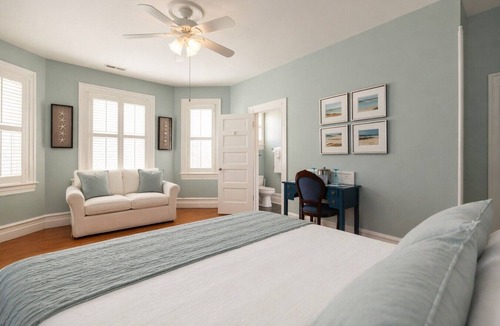 Edenton Bed & Breakfast | Captain’s Quarters Inn Downtown Edenton King Bed 2nd Floor
