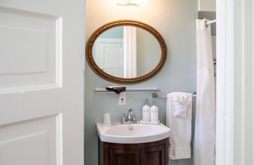 Edenton Bed & Breakfast | Captain’s Quarters Inn Downtown Edenton King Bed 2nd Floor