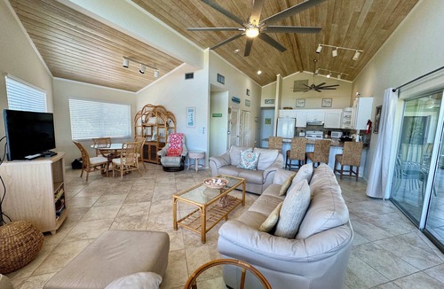 Islamorada House | Captains Quarters is a charming canal front Keys house in delightful Islamorada