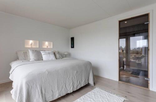 Halanda Villa | Captivating 3-Bed Villa in Halanda with Lake View