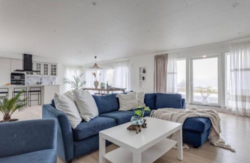 Halanda Villa | Captivating 3-Bed Villa in Halanda with Lake View