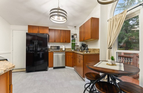 West Linn House | Captivating and Charming Retreat, Game Rooms, Pool Table, Foosball, 20 Min to Portland