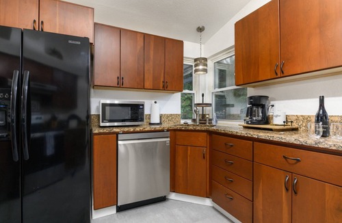 West Linn House | Captivating and Charming Retreat, Game Rooms, Pool Table, Foosball, 20 Min to Portland