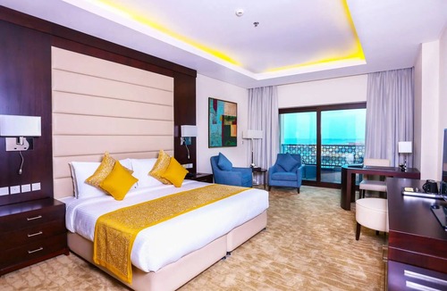 Al-Fujairah Hotel | Captivating Ocean Views from Balcony in a Cozy Beachfront Room