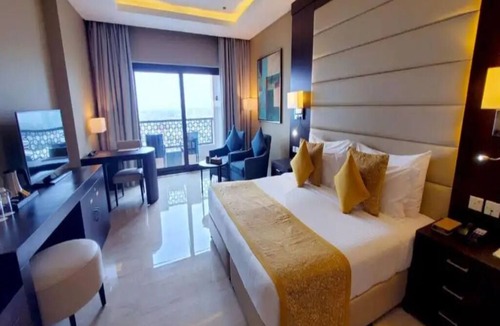 Al-Fujairah Hotel | Captivating Ocean Views from Balcony in a Cozy Beachfront Room