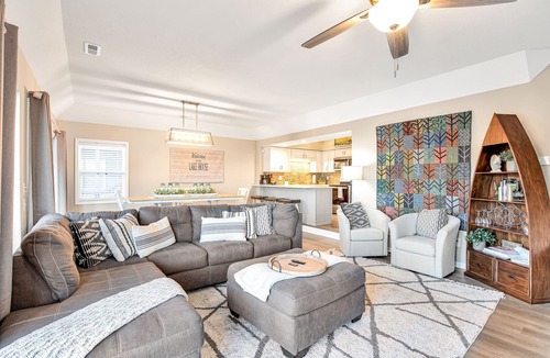 Village of Four Seasons House | Captivating Views, Amazing Design and Lake Living