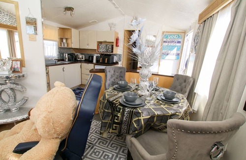 Dymchurch Cabin | Caravan Beach Park - Sleeps 8, Parking & Pool