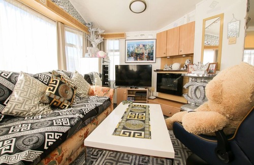 Dymchurch Cabin | Caravan Beach Park - Sleeps 8, Parking & Pool