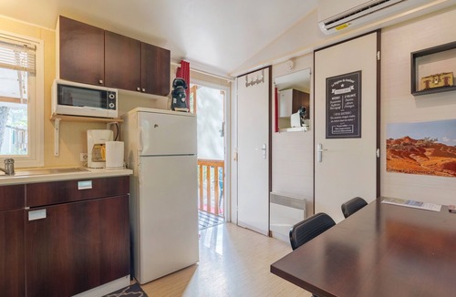 La Roque-d'Antheron RV Rental | Caravan 'Mobil-home' with Shared Pool, Private Terrace and Air Conditioning