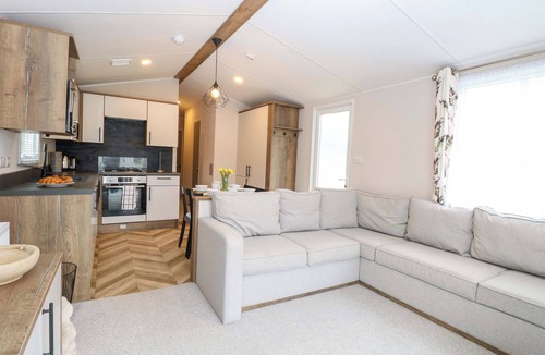 Hopton on Sea Cottage | CARAVAN, pet friendly, country holiday cottage in Hopton-On-Sea