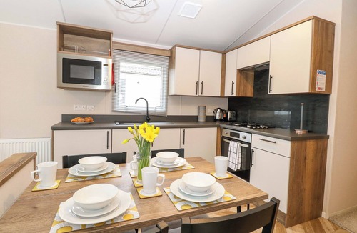 Hopton on Sea Cottage | CARAVAN, pet friendly, country holiday cottage in Hopton-On-Sea
