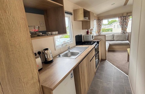 Blackpool Cabin | Caravan Sleeps 5 - Decking, Parking, Pet Friendly