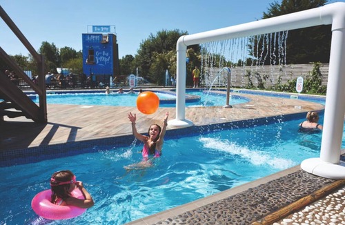 Blackpool Cabin | Caravan Sleeps 5 - Decking, Parking, Pet Friendly