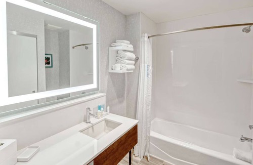 Cardiff-by-the-Sea Hotel | Cardiff Beach 2 Queen Room w/Breakfast, Gym & Pool