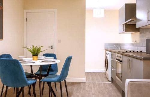 Adamsdown Apartment | Cardiff Emerald Suite| Contractors | Sleeps 5